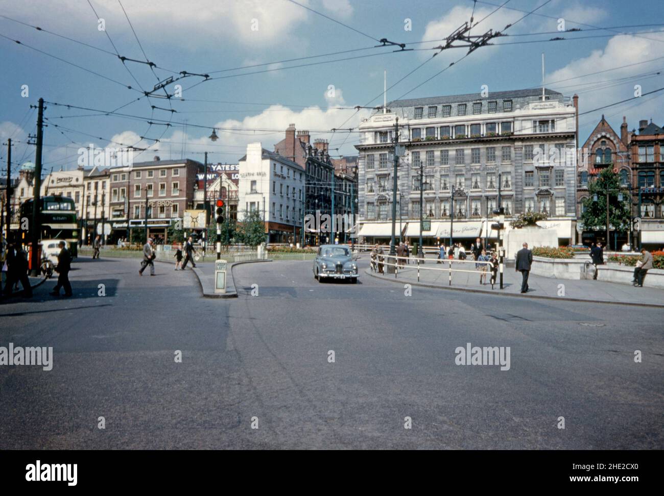 Ein Blick auf das Stadtzentrum, Nottingham, Nottinghamshire, England, Großbritannien im August 1958 – aufgenommen von Beastmarket Hill auf dem Old Market Square mit Long Row West dahinter. Der Kreisverkehr ist verschwunden, ebenso wie private Autos, da das Gebiet eine Fußgängerzone und eine Zone für öffentliche Verkehrsmittel ist. Straßenbahnschienen führen durch die Market Street (Zentrum), nachdem sie die Oberleitungen für Obus übernommen haben. Das Kaufhaus Griffin und Spalding (rechts) wurde Teil der Debenhams-Kette und schloss erst 2021 – ein Vintage-Foto aus dem Jahr 1950s. Stockfoto