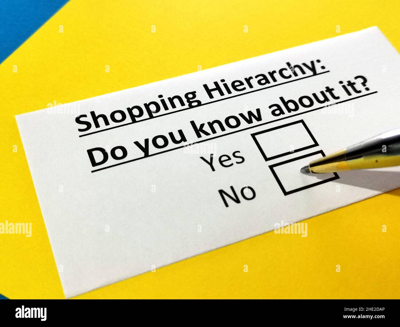 Eine Person beantwortet Fragen zur Einkaufshierarchie. Stockfoto