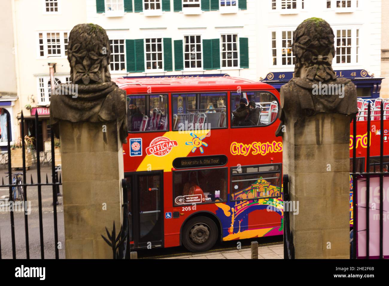 Oxford City Tour Bus, der von der Broad Street, Oxford, Großbritannien, am Gebäude des Museum of the History of Science vorbeifährt. Stockfoto
