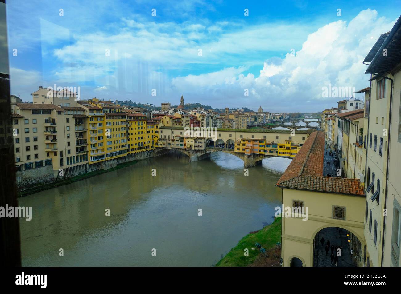 Florenz, Italien: Blick auf den Fluss Arno und die Kanäle, Altstadt von den Uffizien-Fenstern. Blick aus der Vogelperspektive auf Florenz Stockfoto