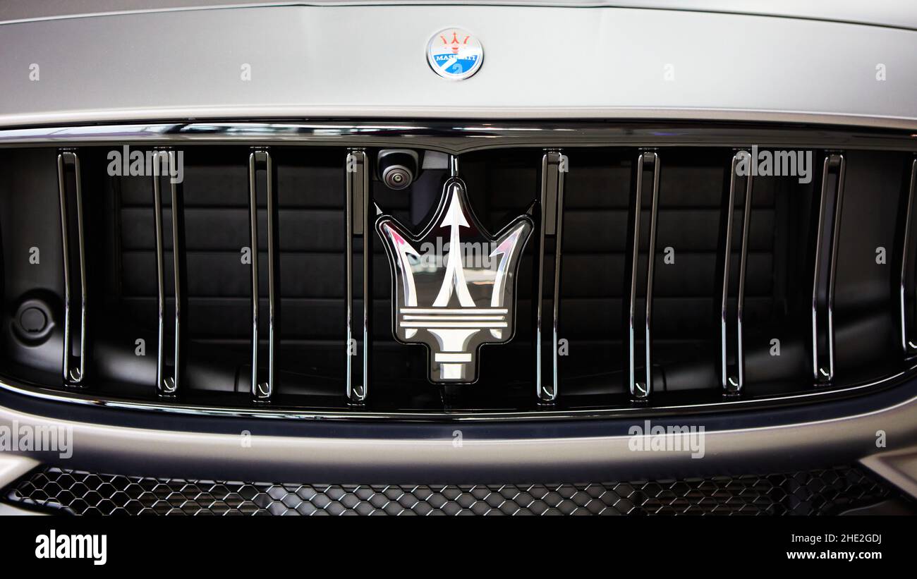 Ukraine, Kiew - 10. Oktober 2021: Nahaufnahme Logo Maserati. Präsentation der neuen Modelle Maserati Stockfoto