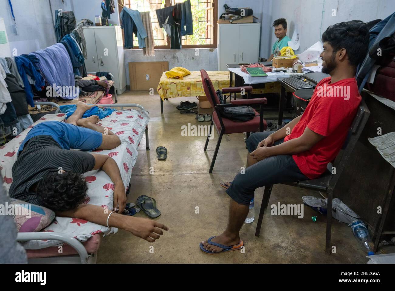 Howrah, West Bengal, Indien- 22nd April 2019 : Ingenieurstudenten genießen im Hostel Zimmer des Indian Institute of Engineering Science and Technology, II Stockfoto