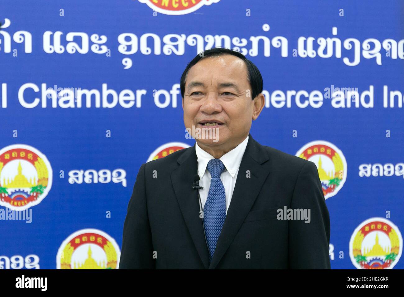 Vientiane, Xinhua in der laotischen Hauptstadt Vientiane. 7th Januar 2022. Daovone Phachanthavong, der stellvertretende Vorsitzende der nationalen Industrie- und Handelskammer Laos, spricht in einem Interview mit Xinhua in der laotischen Hauptstadt Vientiane, 7. Januar 2022. DAZU: 'Interview: RCEP bringt neue wirtschaftliche Chancen in die Region, sagt der laotische Wirtschaftsführer' Credit: Kaikeo Saiyasane/Xinhua/Alamy Live News Stockfoto