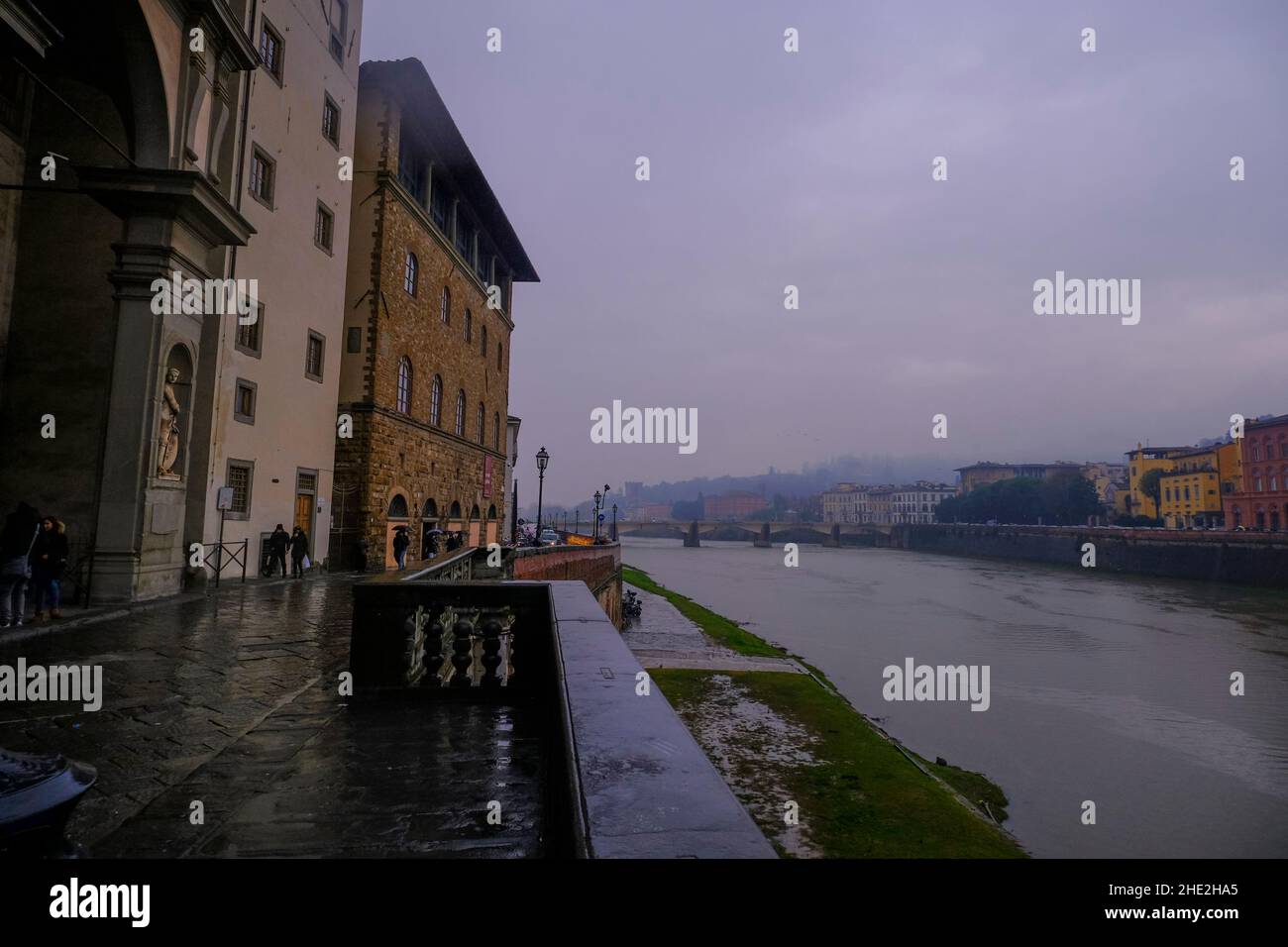 Florenz, Italien: Fluss Arno und seine Marina mit Hotels, Cafés, Restaurants an einem regnerischen Tag. Blick auf den Fluss Arno Stockfoto