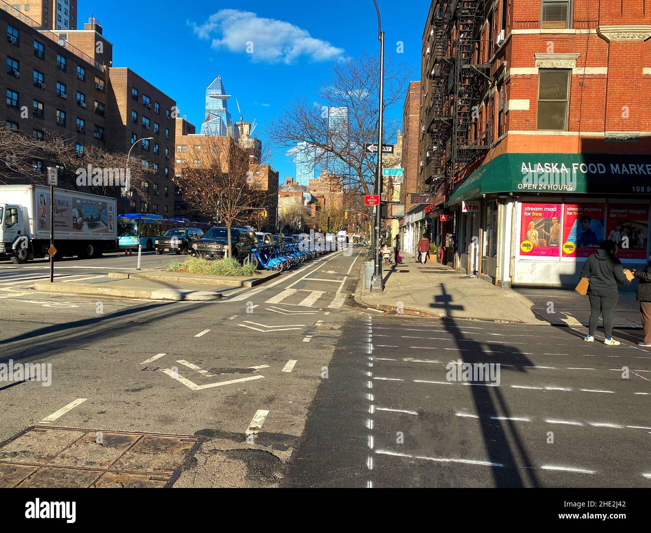 New York, NY, USA - 8. Januar 2022: Ansicht der Neunten Avenue von Verkehr, Parkplatz und Radweg nach Norden Stockfoto