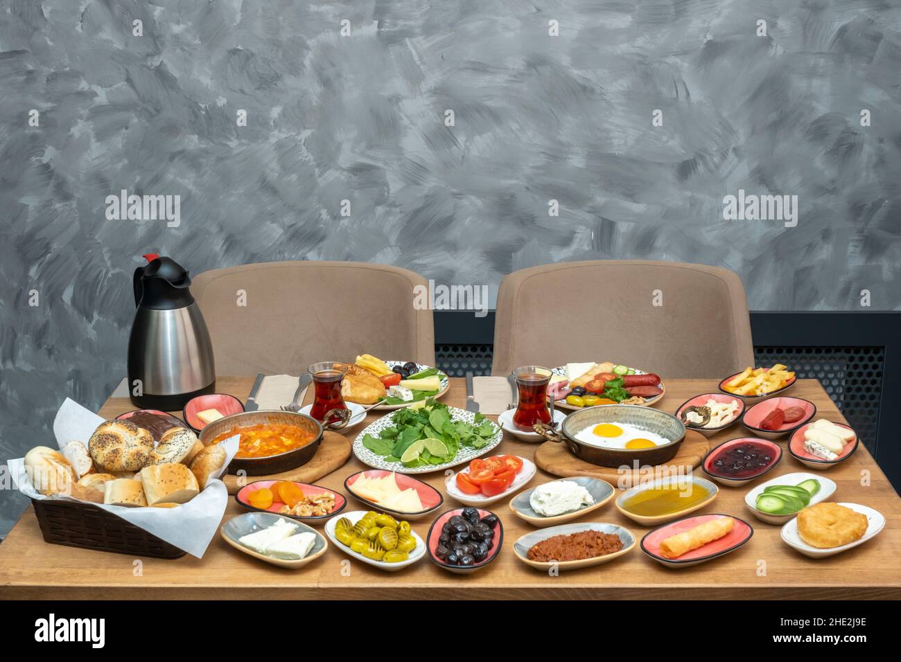Frühstückstisch. Traditioneller Türkischer Frühstückstisch (Serpme Kahvaltı). Türkisches Frühstück Stockfotografie