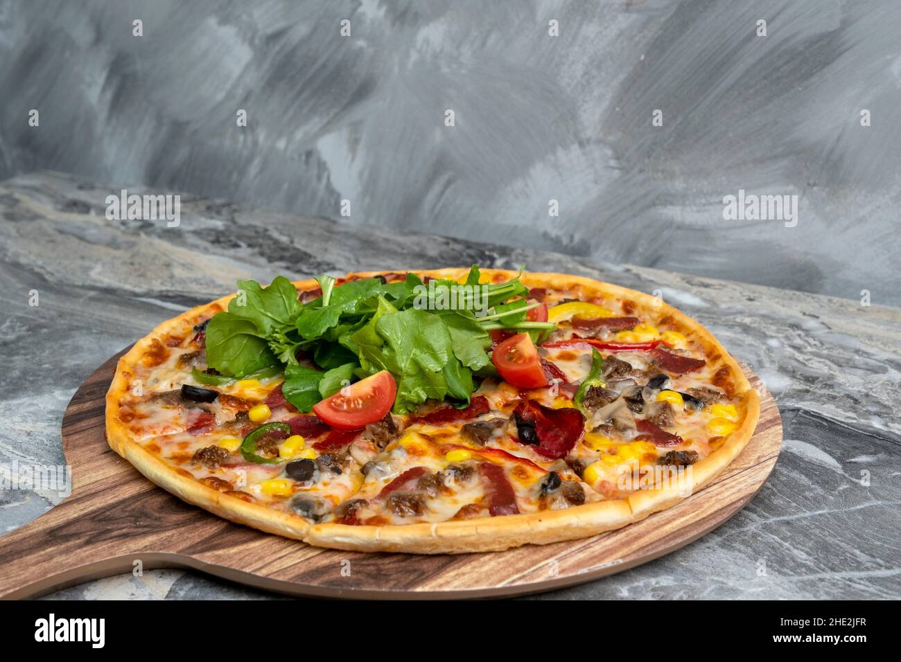Köstliche Pizza auf Holzplatte serviert. Draufsicht Stockfoto