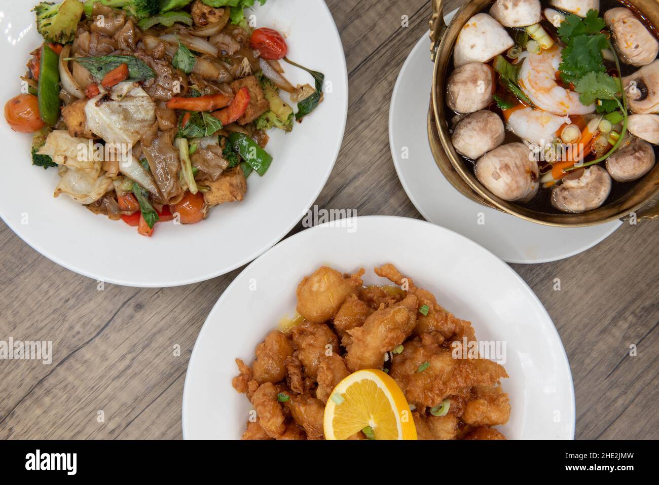 Blick von oben auf das Restaurant Thai-Essen Vielfalt der Auswahl mit dem orangen Huhn sah die verführerischste von allen. Stockfoto