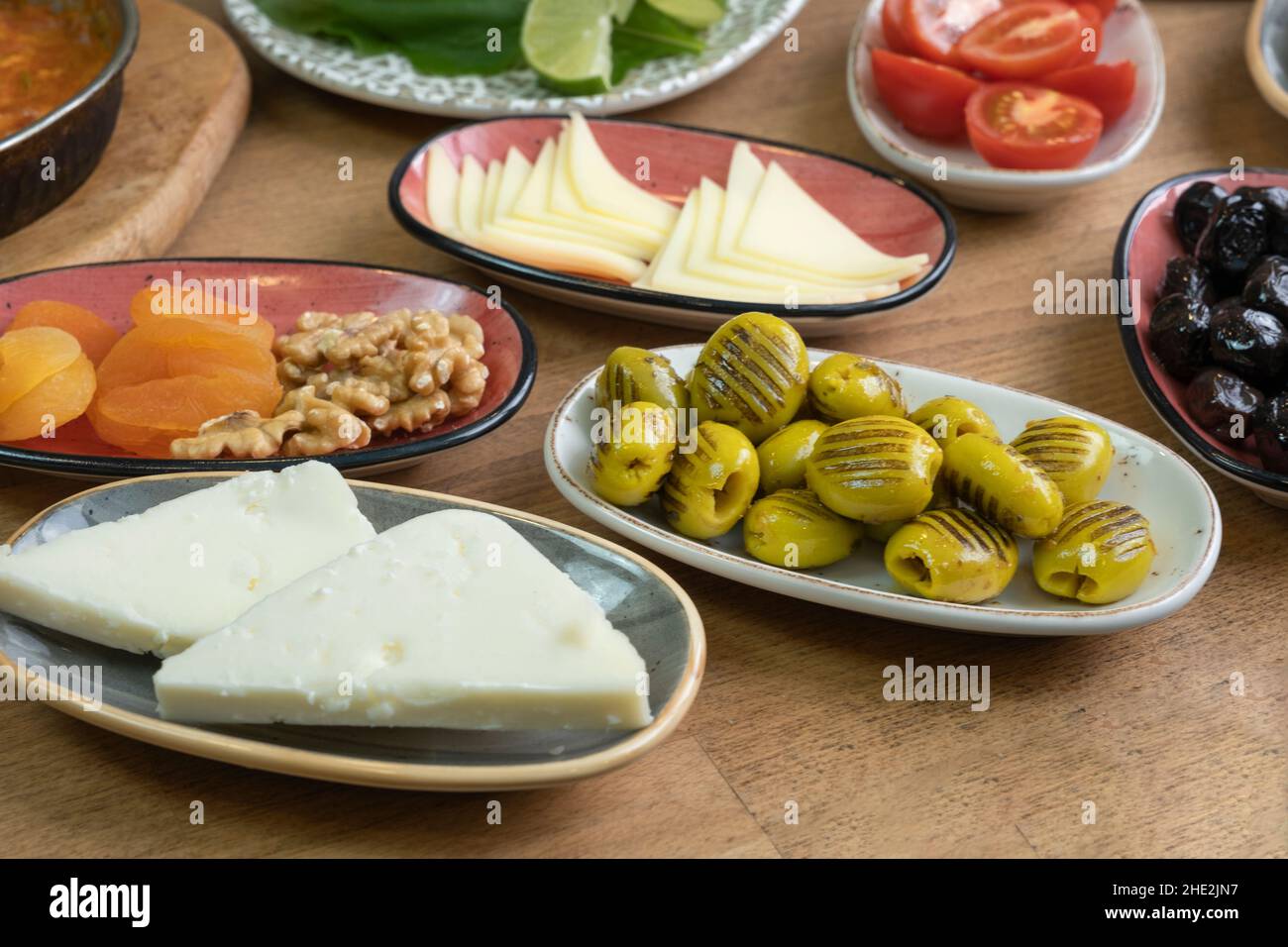 Frühstückstisch. Traditioneller Türkischer Frühstückstisch (Serpme Kahvaltı). Türkisches Frühstück. Stockfoto