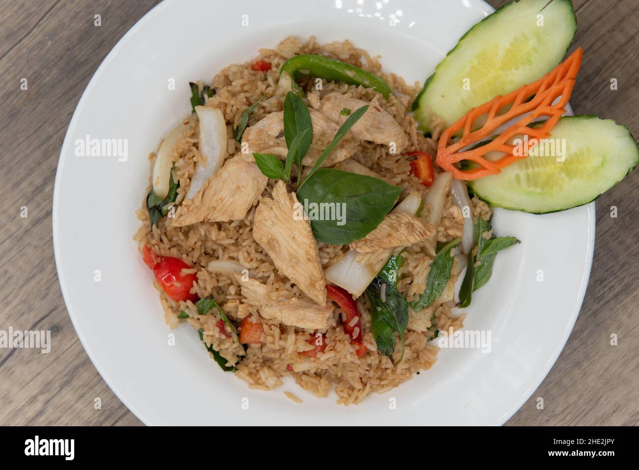 Blick von oben auf die großzügige Unterstützung von würzigem gebratenem Reis mit geschnittenem Huhn für einen köstlichen Stapel thailändischer Speisen. Stockfoto