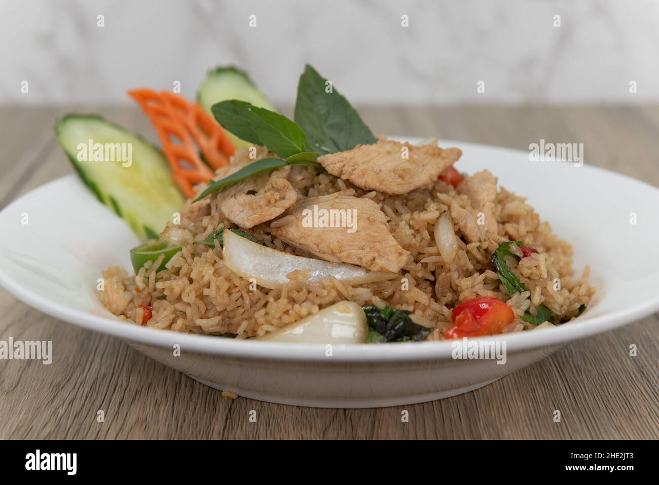 Großzügige Portion würzigen gebratenen Reis mit geschnittenem Huhn für einen köstlichen Stapel thailändischer Speisen zu essen. Stockfoto