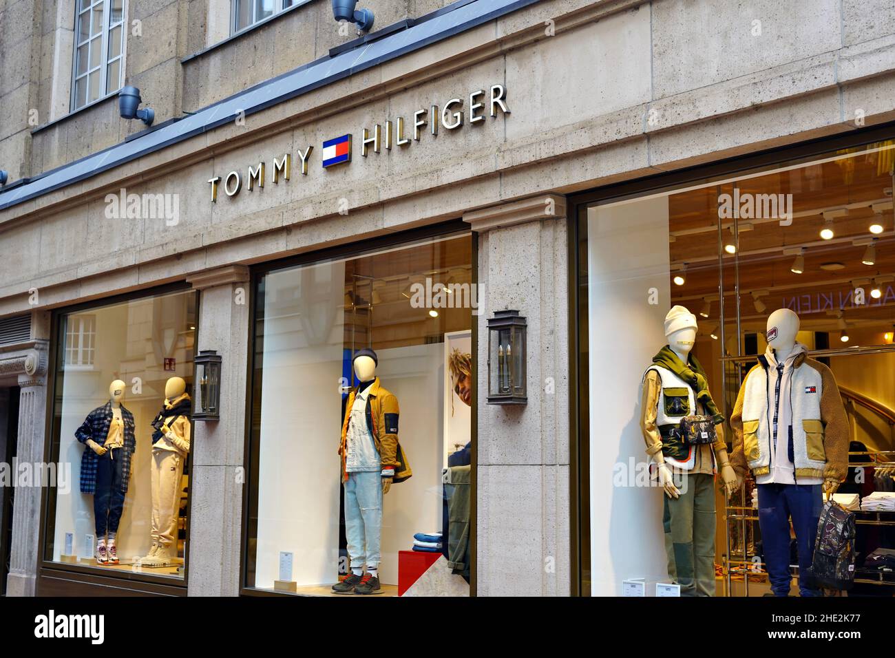 Tommy Hilfiger Schaufenster auf der Einkaufsmeile Schadowstraße im Zentrum  von Düsseldorf Stockfotografie - Alamy