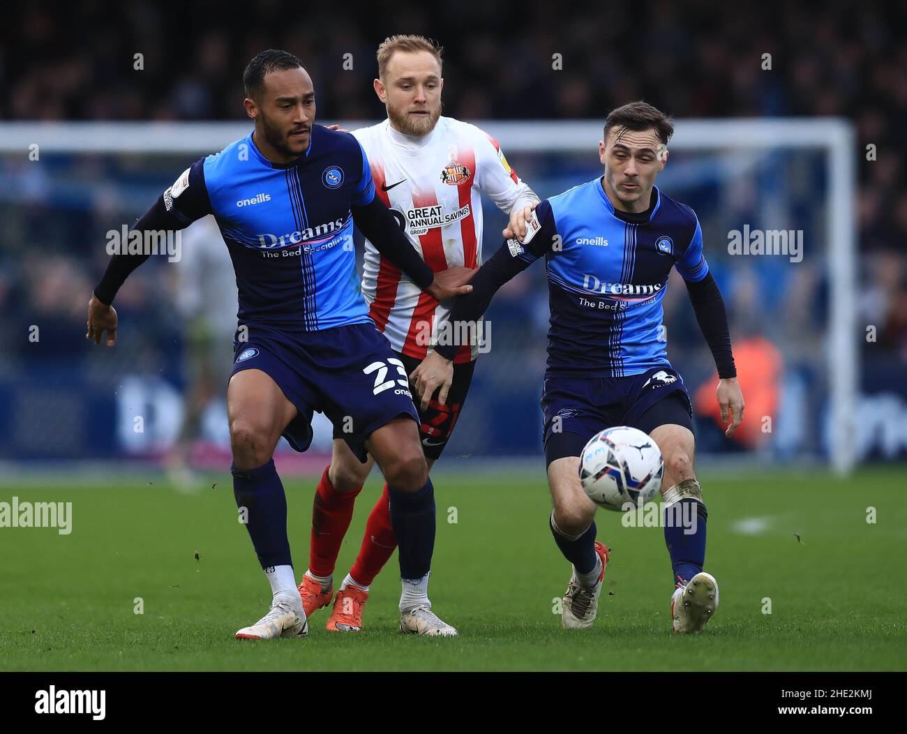 Alex Pritchard (Mitte) von Sunderland kämpft mit Jordan Obita von Wycombe Wanderers (links) und Josh Scowen (rechts) während des ersten Spiels der Sky Bet League im Adams Park Stadium, Wycombe. Bilddatum: Samstag, 8. Januar 2022. Stockfoto