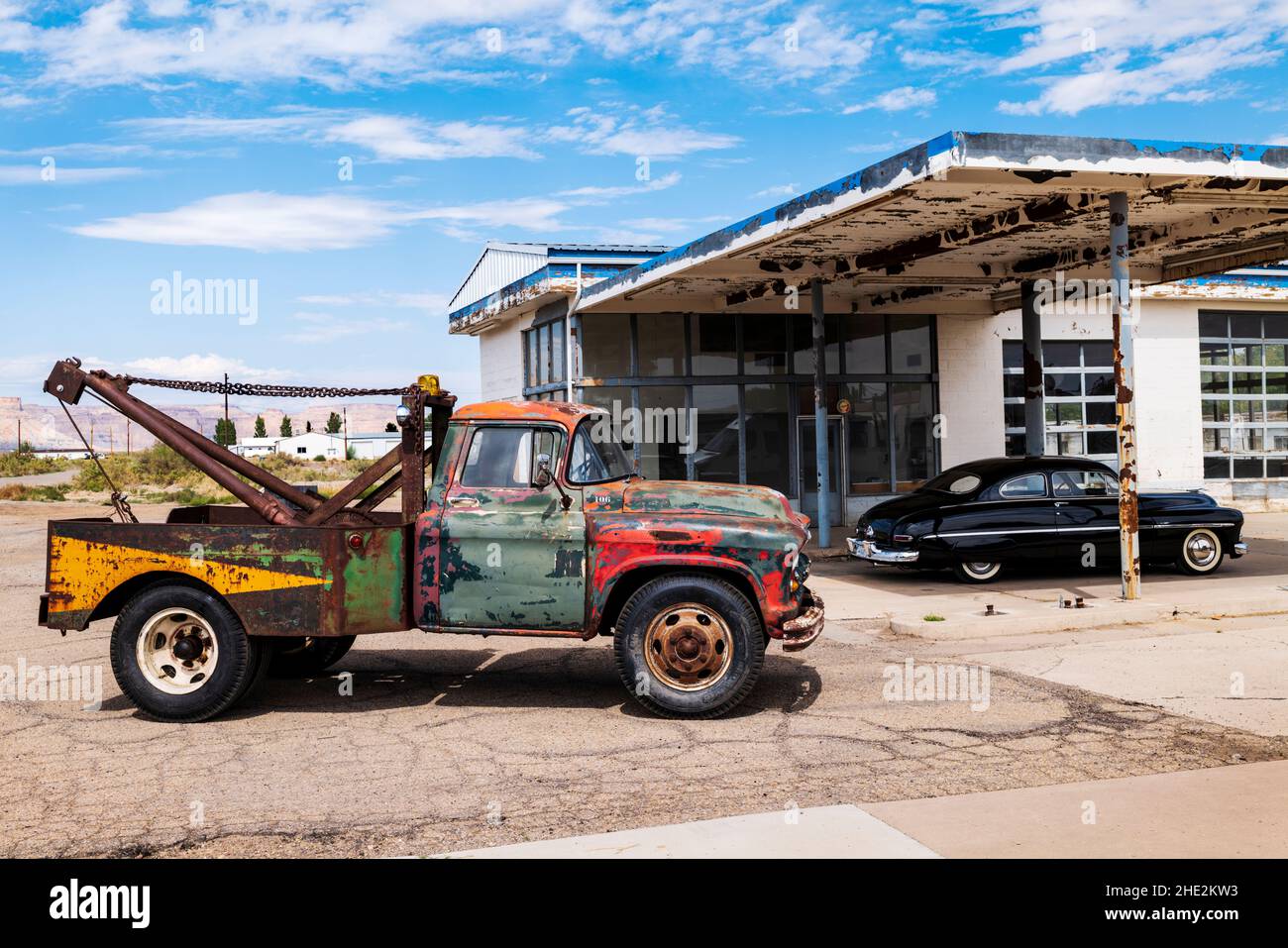 Verrosteter antiker Chevrolet-Abschleppwagen; wunderschön restauriertes schwarzes Mercury-Automobil; Green River; Utah; USA Stockfoto