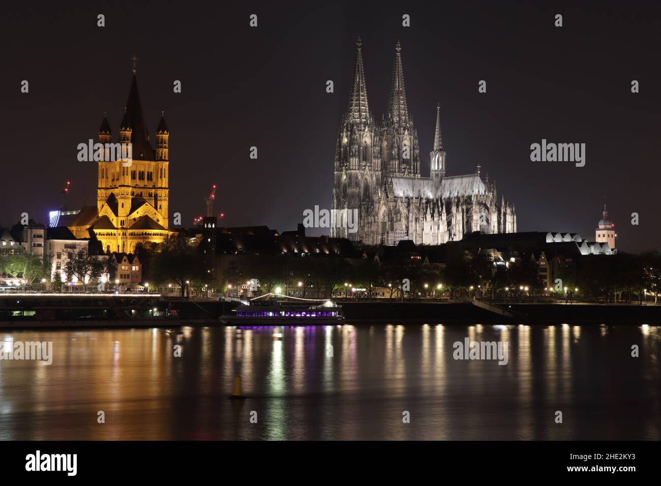 Kölner Skyline mit Kranhäusern, Kuppel und Rhein in der Nacht Stockfoto