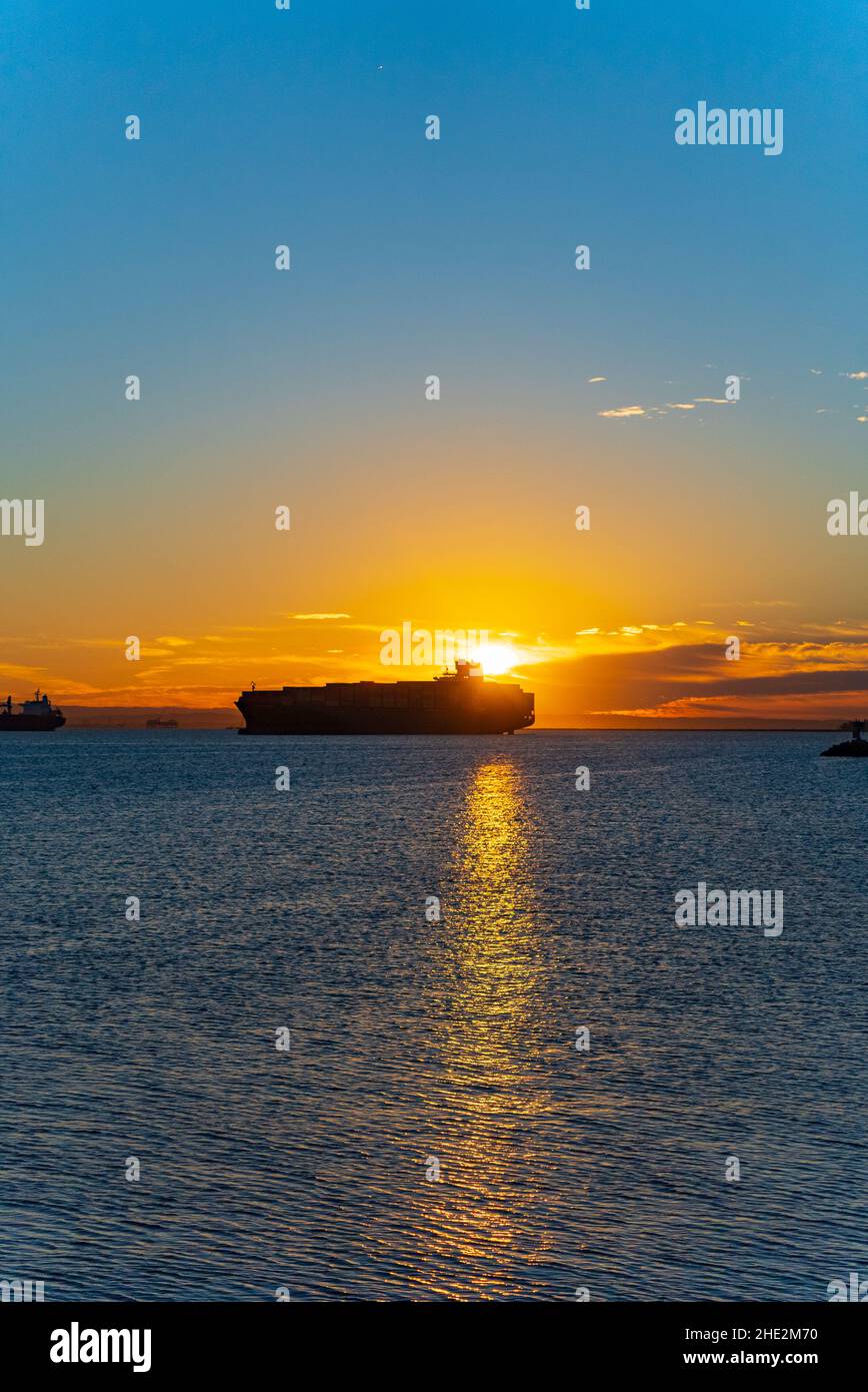 Vertikale Aufnahme des friedlichen Meeres am frühen Morgen Stockfoto