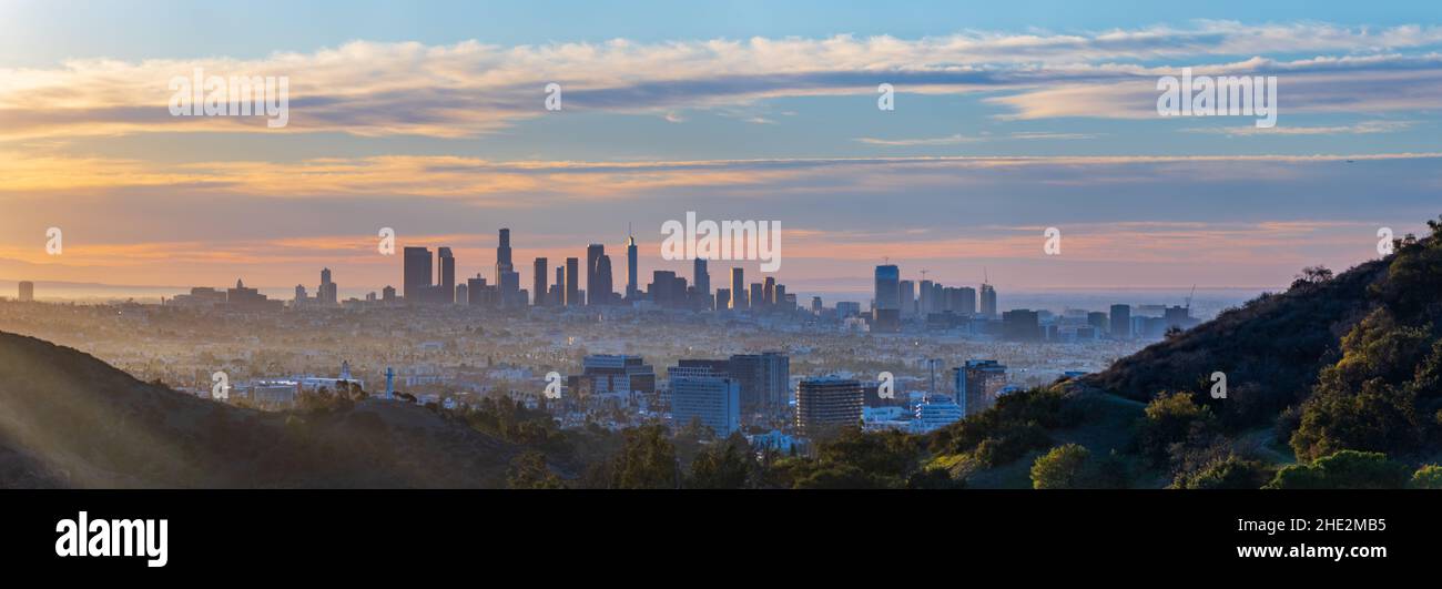 Panoramablick auf Los Angeles bei Sonnenaufgang mit Nebel bedeckt, Kalifornien, USA Stockfoto