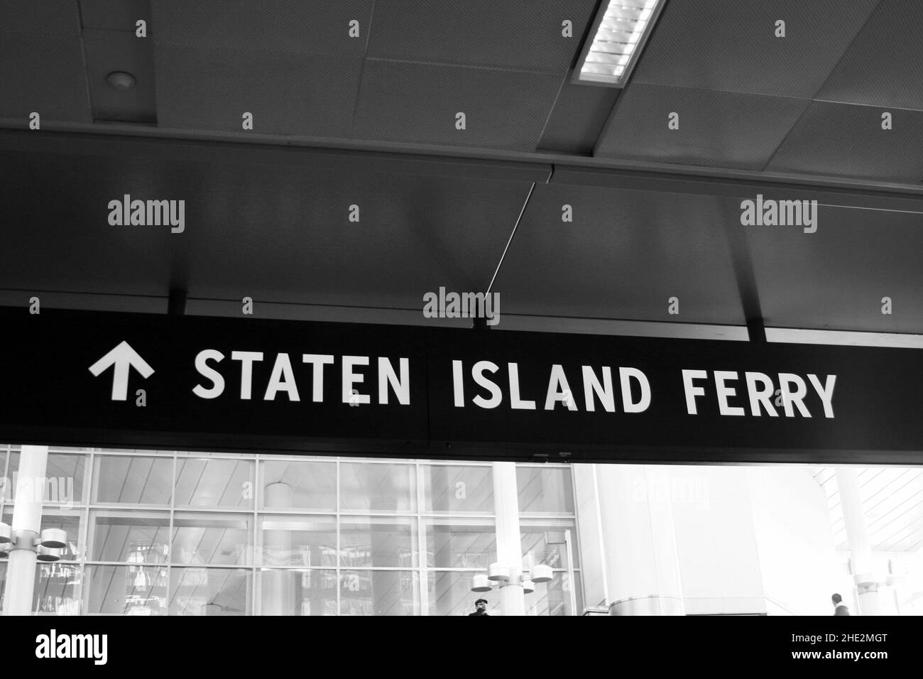 Richtungsschild „Staten Island Ferry“ in New York, USA Stockfoto