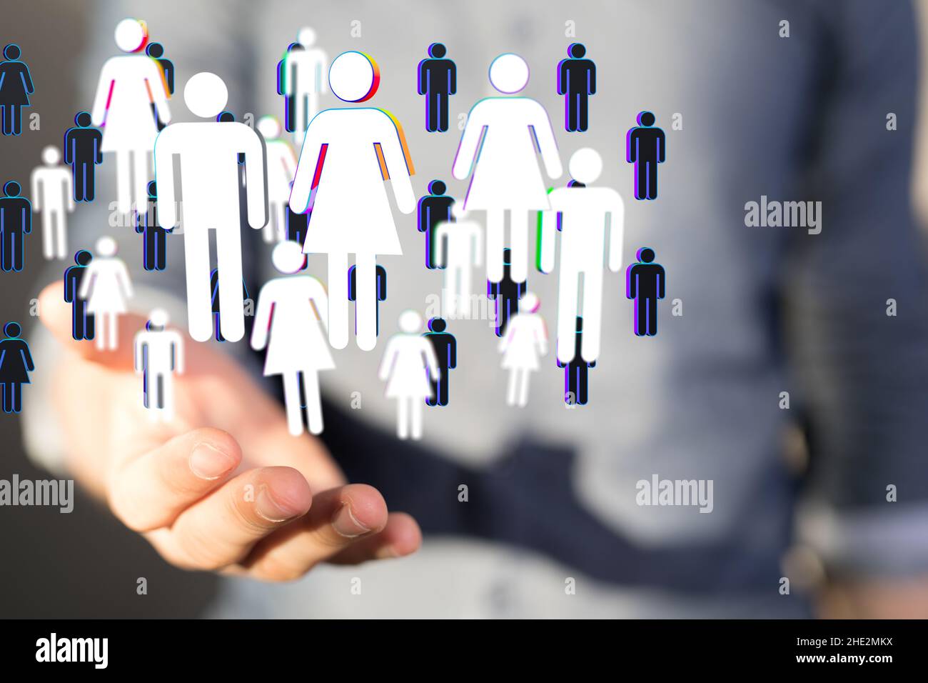 Geschäftsmann, der ein schwimmendes Rendering von gendered Profil Icons-Netzwerk, Verbindung Konzept Stockfoto