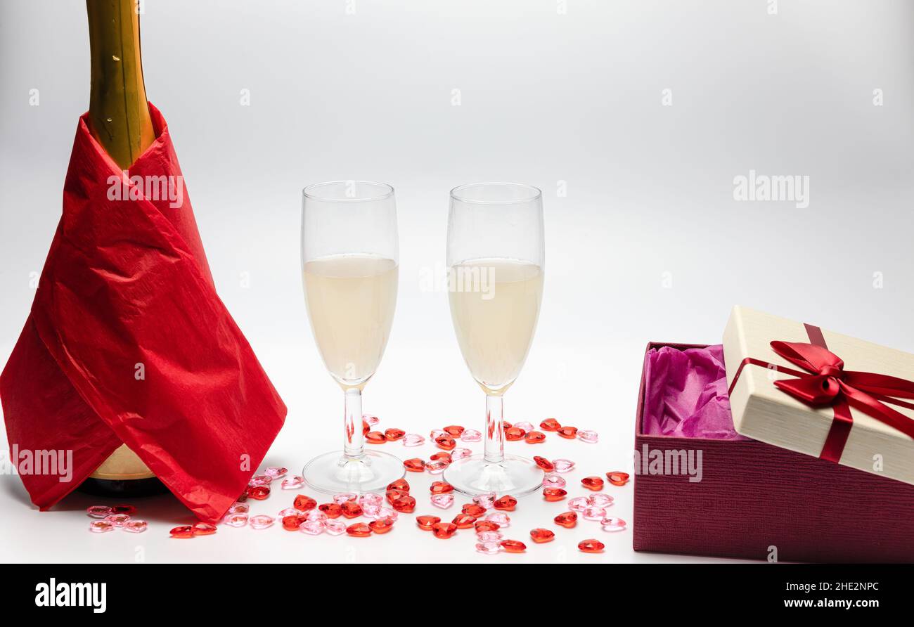 2 Gläser Champagner, Champagner-Flasche und Geschenkbox mit Kopierraum, Hochzeit, Valentinstag, Muttertagsfeier Stockfoto