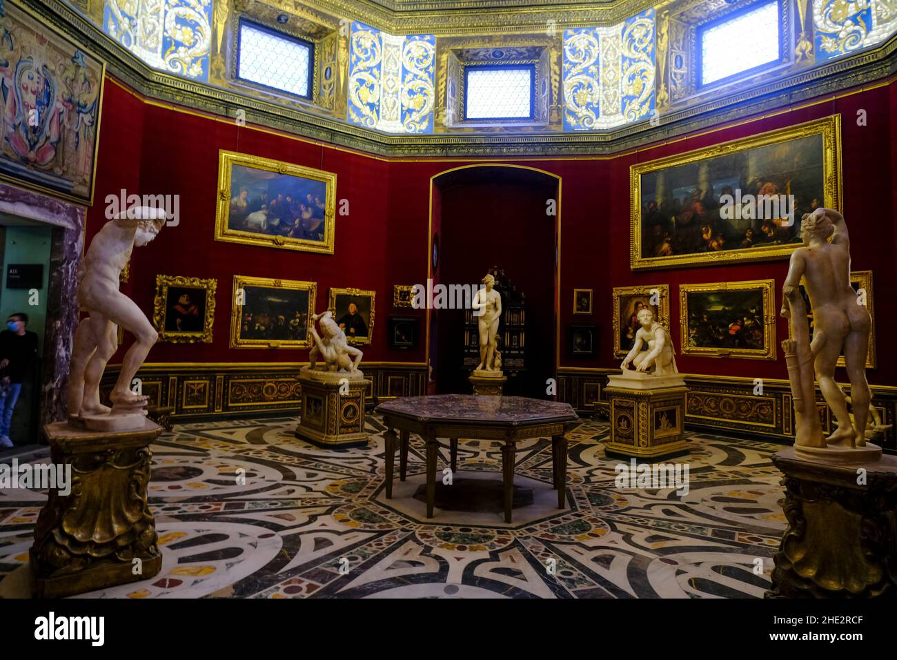 Dezember 2021 Florenz, Italien: Die Tribüne von Bernardo Buontalenti in den Uffizien. Uffizien im Innenbereich. Stockfoto