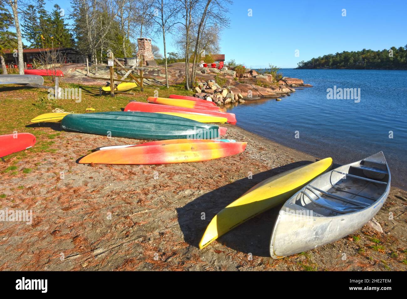 Kanu auf der Küste von Killarney - Ontario, Kanada Stockfoto