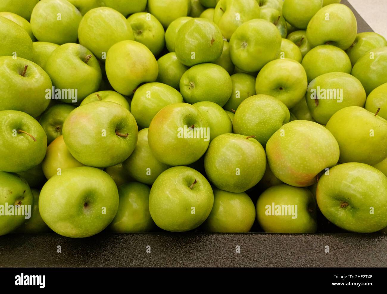 Reife Äpfel von Granny Smith, lose verstreut in einem traditionellen  Gemüsemarkt, Nahaufnahme Stockfotografie - Alamy