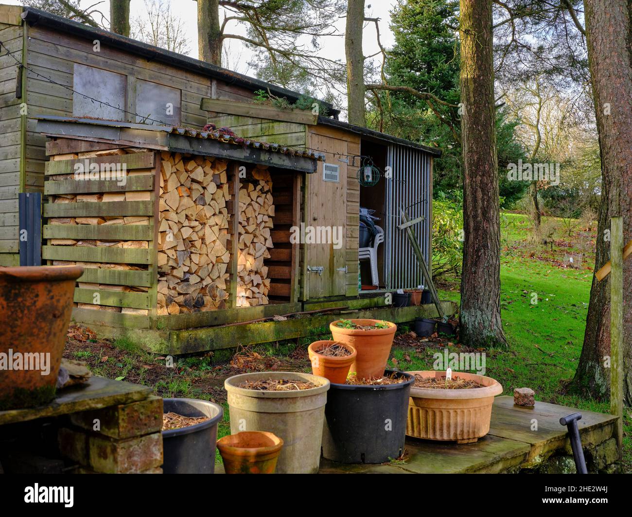 Januar, und der Blockspeicher und ruhende Gartengeräte auf dem Moorland Kleinbetrieb Stockfoto