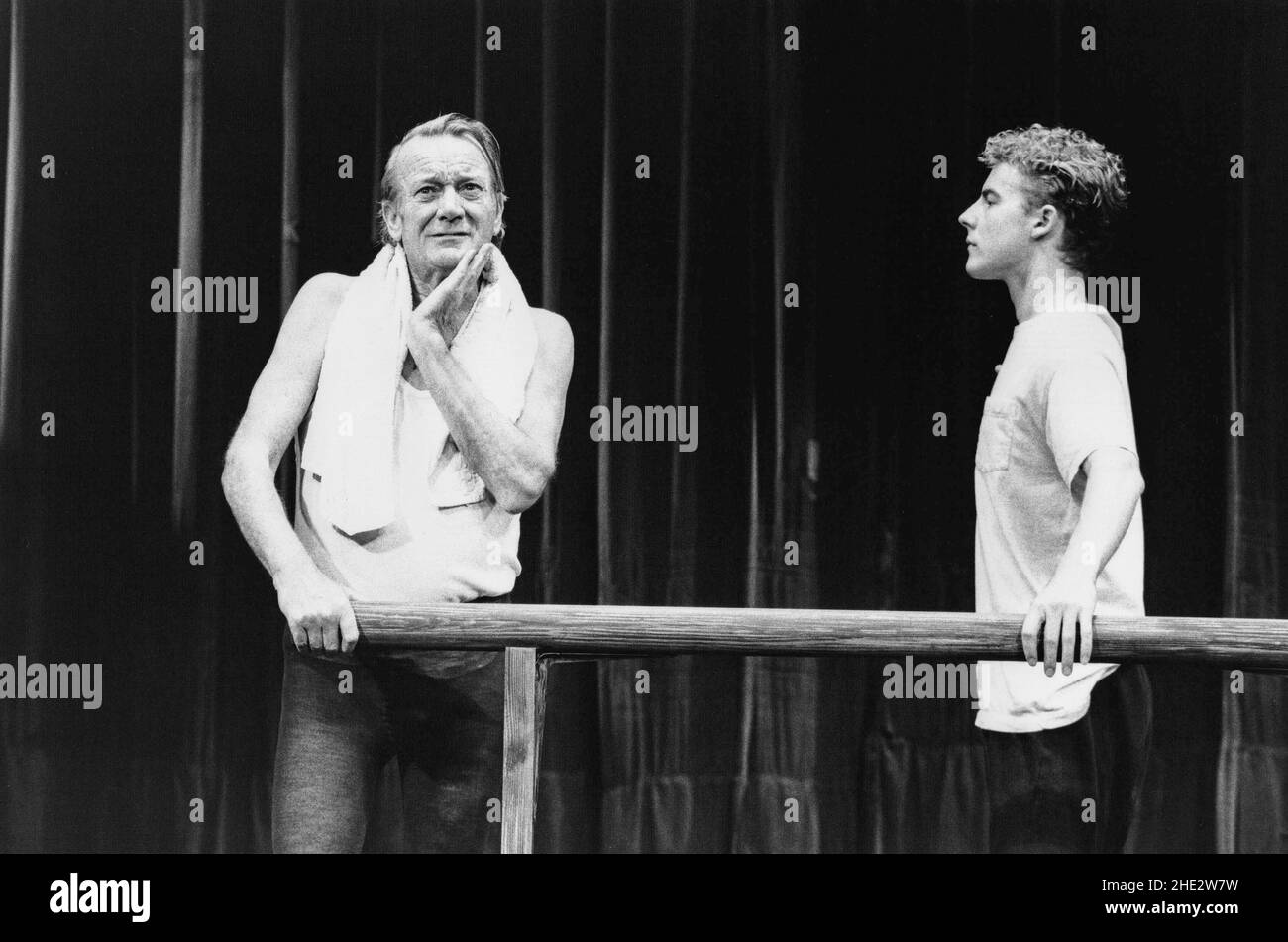 l-r: Denholm Elliott (Robert), Samuel West (John) in A LIFE IN THE THEATRE von David Mamet at the Theatre Royal Haymarket, London SW1 03/10/1989 Design: Hayden Griffin Beleuchtung: Rory Dempster Regie: Bill Bryden Stockfoto