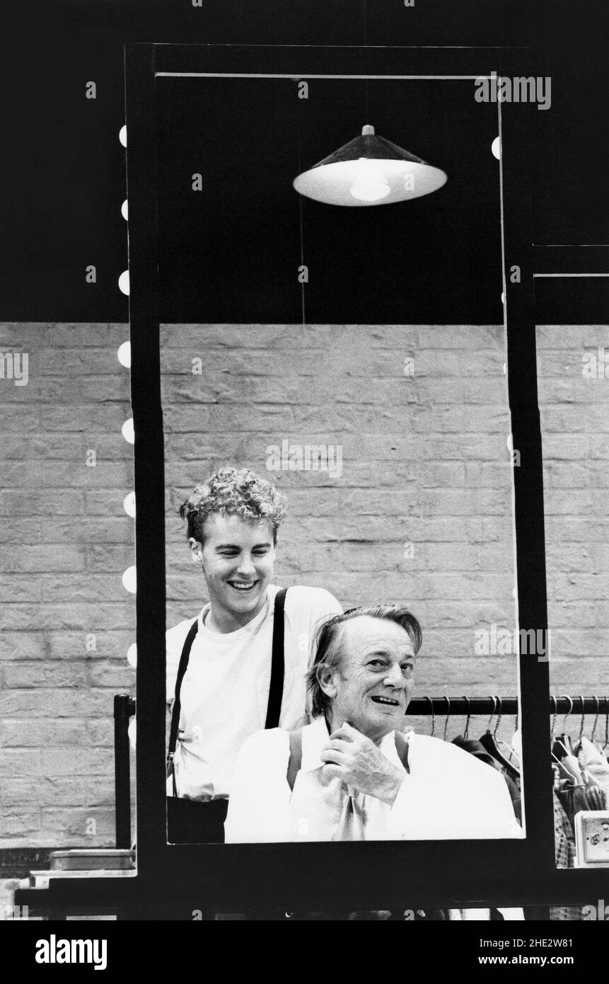 l-r: Samuel West (John), Denholm Elliott (Robert) in Einem THEATERLEBEN von David Mamet am Theatre Royal Haymarket, London SW1 03/10/1989 Design: Hayden Griffin Beleuchtung: Rory Dempster Regie: Bill Bryden Stockfoto