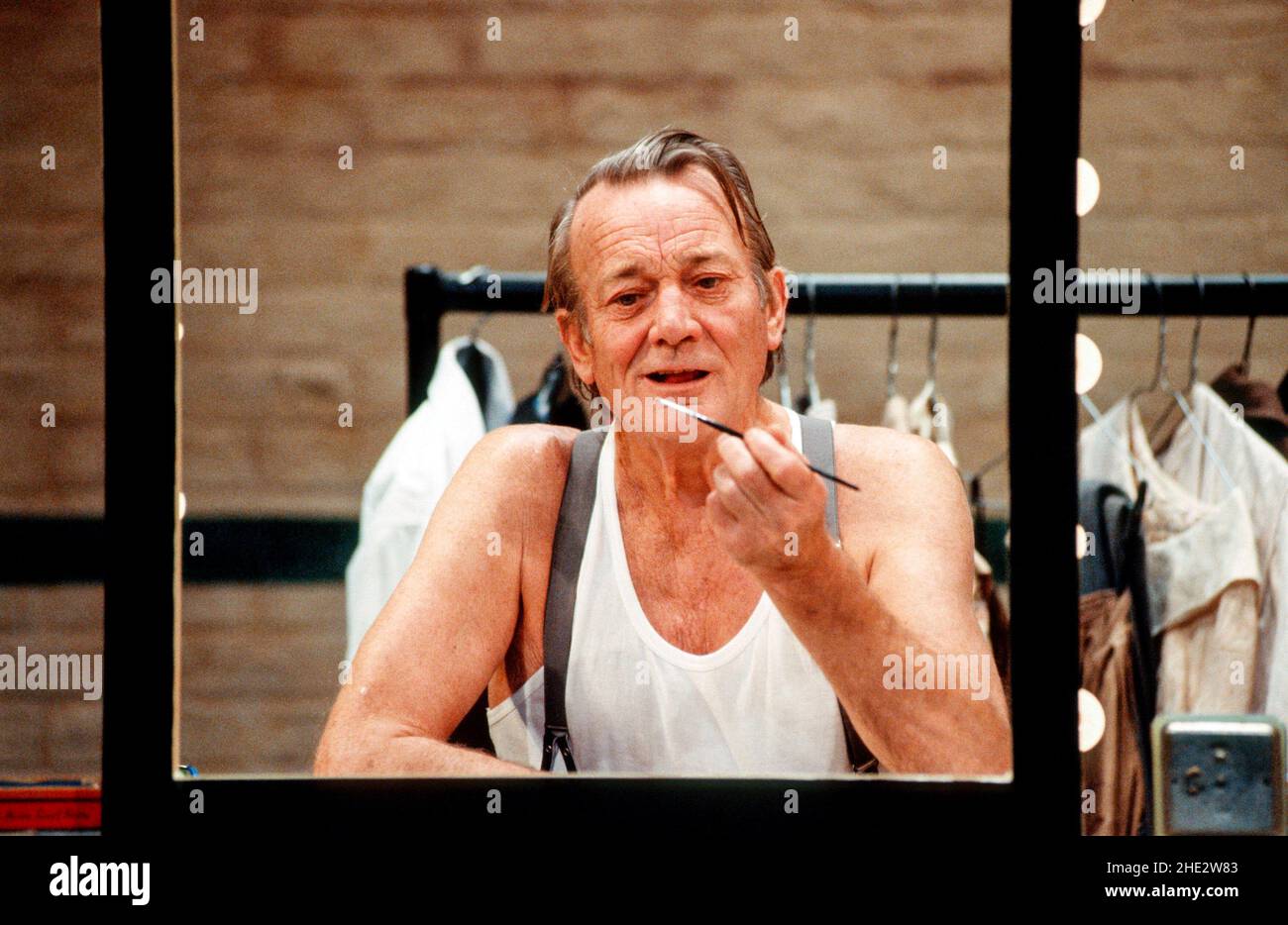 Denholm Elliott (Robert) in Einem THEATERLEBEN von David Mamet am Theatre Royal Haymarket, London SW1 03/10/1989 Design: Hayden Griffin Beleuchtung: Rory Dempster Regie: Bill Bryden Stockfoto