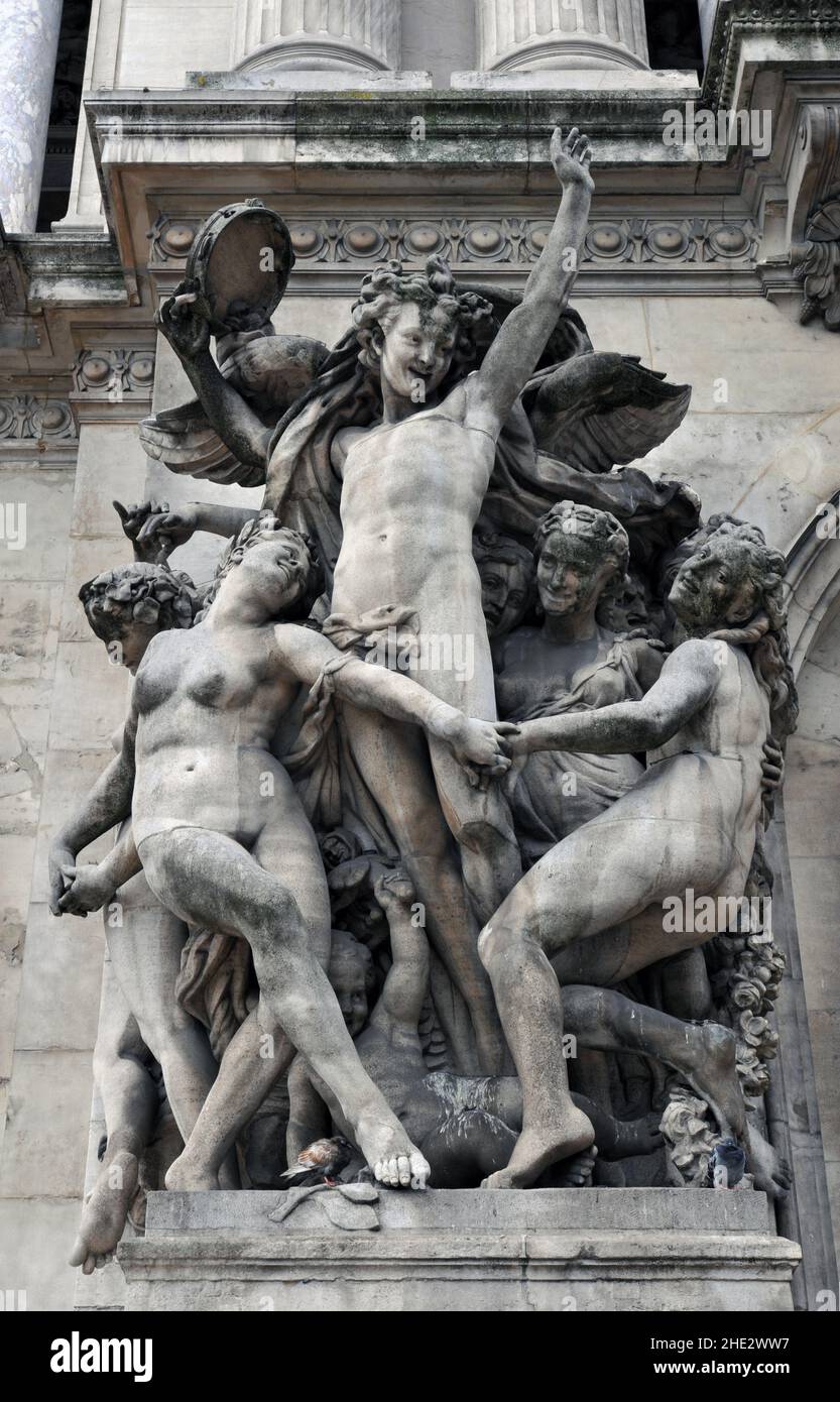 Eine Kopie der Skulptur La Danse von Jean-Baptiste Carpeaux steht vor dem Pariser Opernhaus Palais Garnier. Das Original befindet sich im Musée d'Orsay. Stockfoto