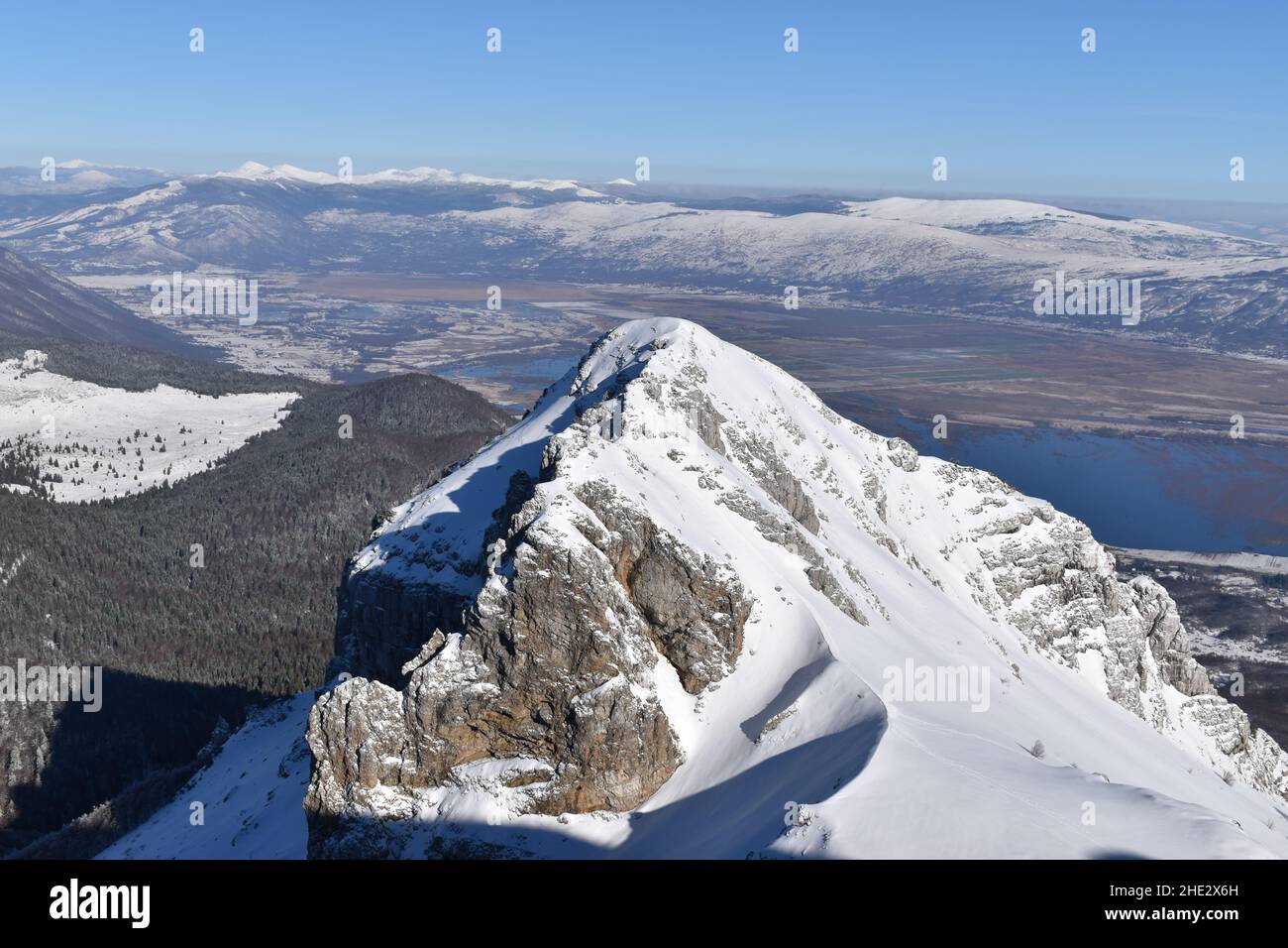 Winterwandern auf dem Berg Troglav, Bosnien Stockfoto