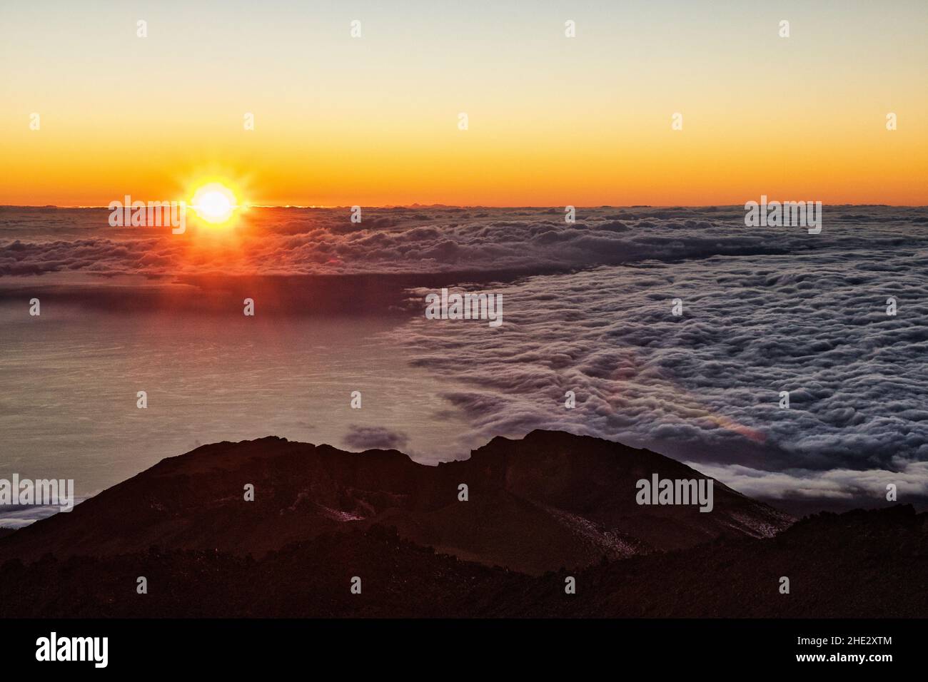 Sonnenuntergang über den Wolken auf dem Vulkan Teide auf Teneriffa Stockfoto