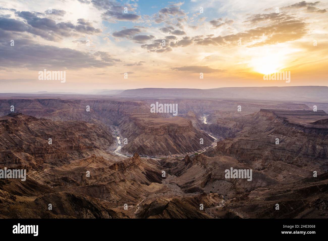 Sonnenuntergang über dem Fish River Canyon in Namibia, dem zweitgrößten Canyon der Welt und dem größten in Afrika. Stockfoto