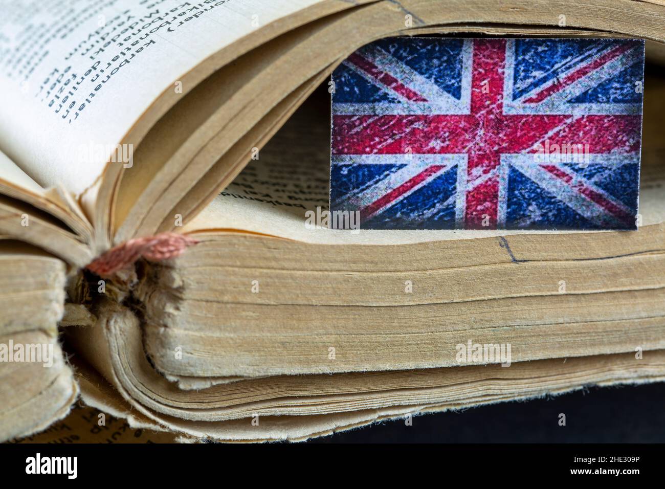 Britische Flagge und Britisches Buch Stockfoto