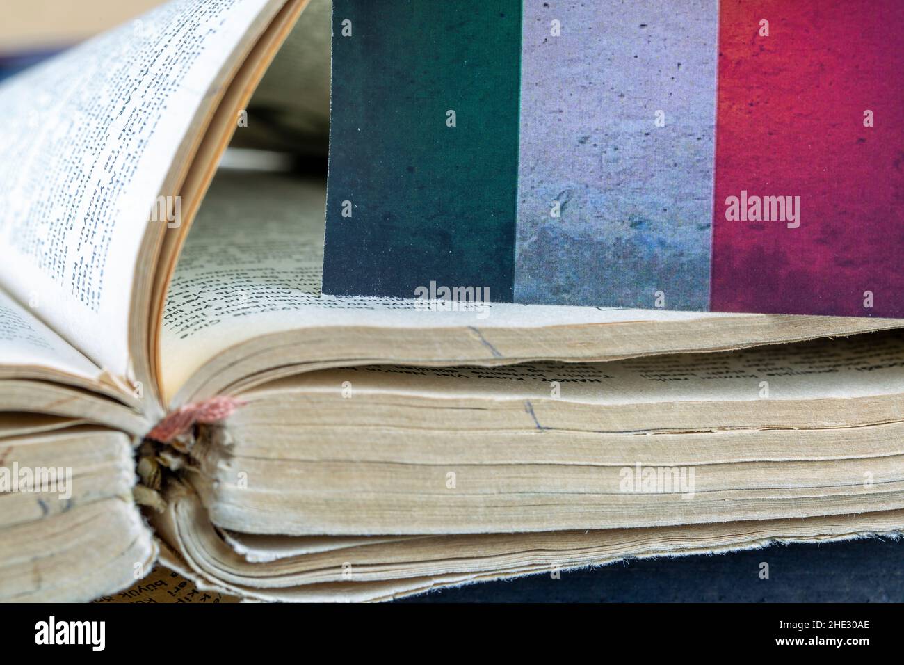 Italienische Flagge und Italienisches Buch Stockfoto