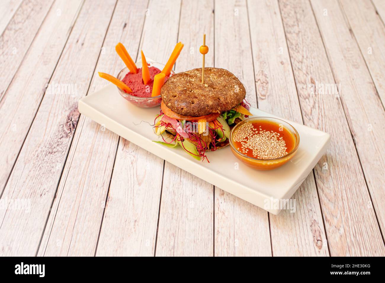 Veganer Burger vermeidet Hackfleisch, um pflanzliche Produkte zu verwenden, die für Vegetarier oder Veganer geeignet sind. In seiner Herstellung, Produkte wie Tofu, Seitan oder Linsen Stockfoto