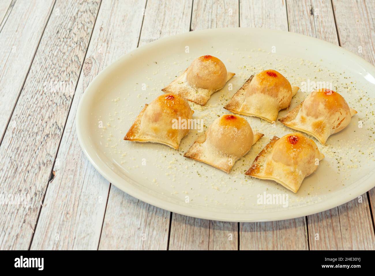 Ravioli, italienische Pasta, gefüllt mit verschiedenen Zutaten, in der Regel in eine quadratische Form gefaltet. Sie werden von einer Art von Sauce, insbesondere t begleitet Stockfoto