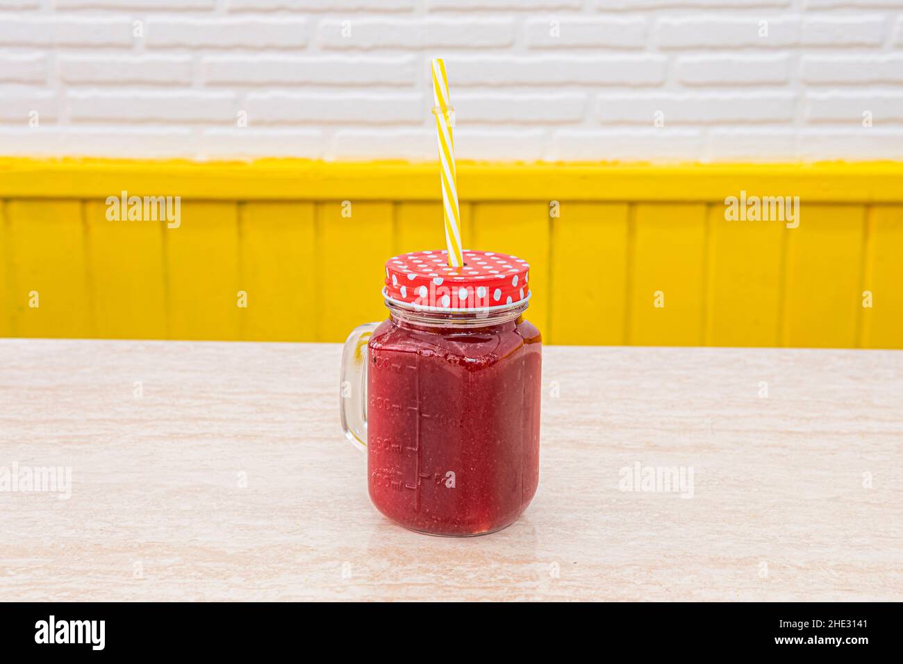 BlackBerry-Saft. Getränke. Ein erfrischendes und nahrhaftes Getränk. Es ist ein einfaches und schnelles Rezept für die Zubereitung Stockfoto