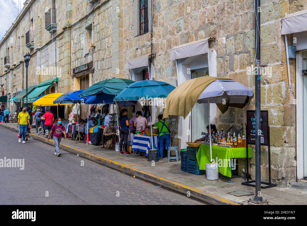 Nahaufnahme der Straßeneinkaufspavillons in der Innenstadt von Oaxaca, Mexiko Stockfoto