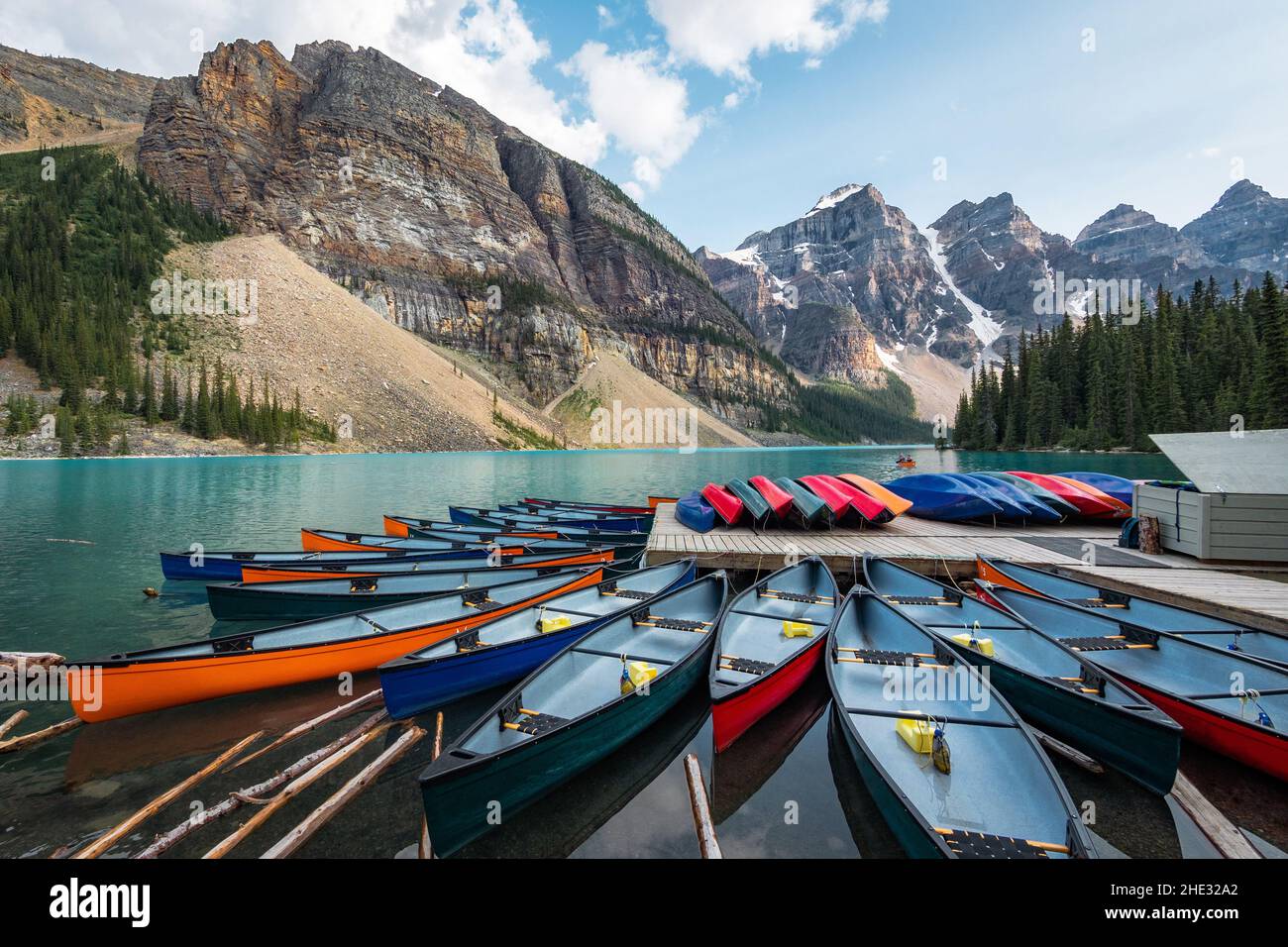 Kanus auf dem Moraine Lake im Sommer im Banff National Park, Alberta, Kanada. Stockfoto