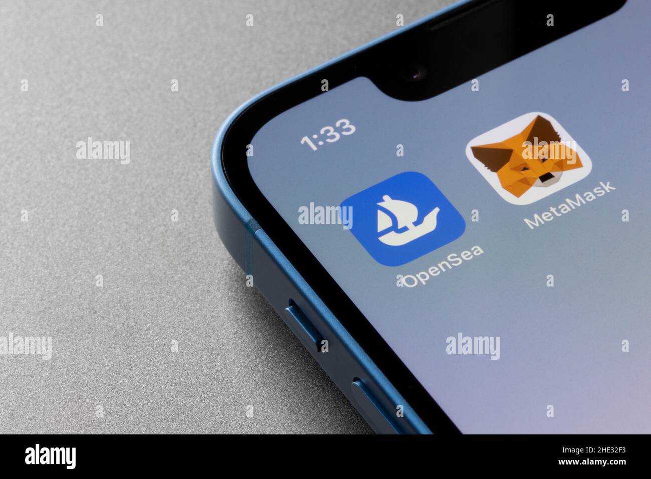 Die Symbole der mobilen App OpenSea NFT Marketplace und MetaMask Blockchain Wallet werden am 22. Dezember 2021 auf einem iPhone angezeigt. Stockfoto