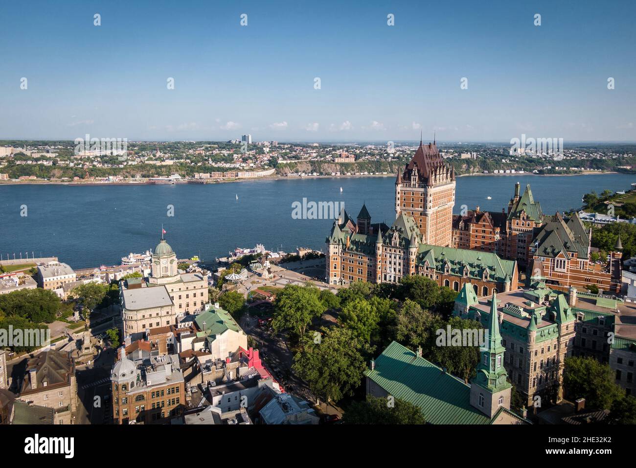 Luftaufnahme der Stadt Quebec, einschließlich des historischen Wahrzeichen, der Burg Frontenac im Sommer in Quebec, Kanada. Stockfoto
