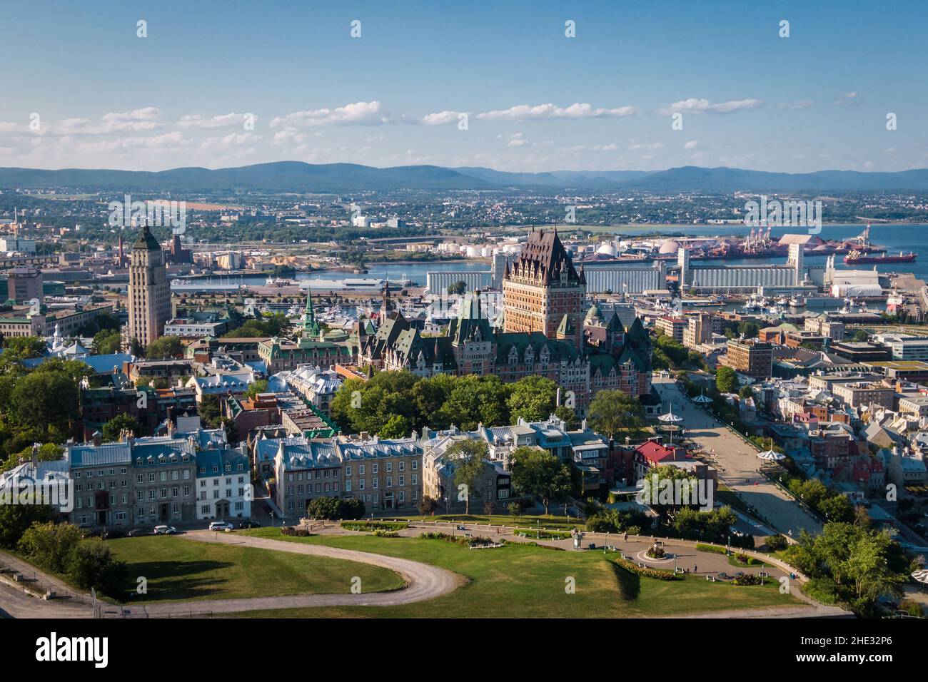 Luftaufnahme der Stadt Quebec, einschließlich des historischen Wahrzeichen, der Burg Frontenac im Sommer in Quebec, Kanada. Stockfoto