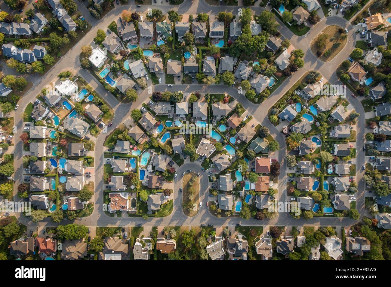 Top-down-Luftaufnahme von Häusern und Straßen in einem Wohnviertel in Montreal, Quebec, Kanada. Immobilien-, Immobilien- und Immobilienkonzept. Stockfoto