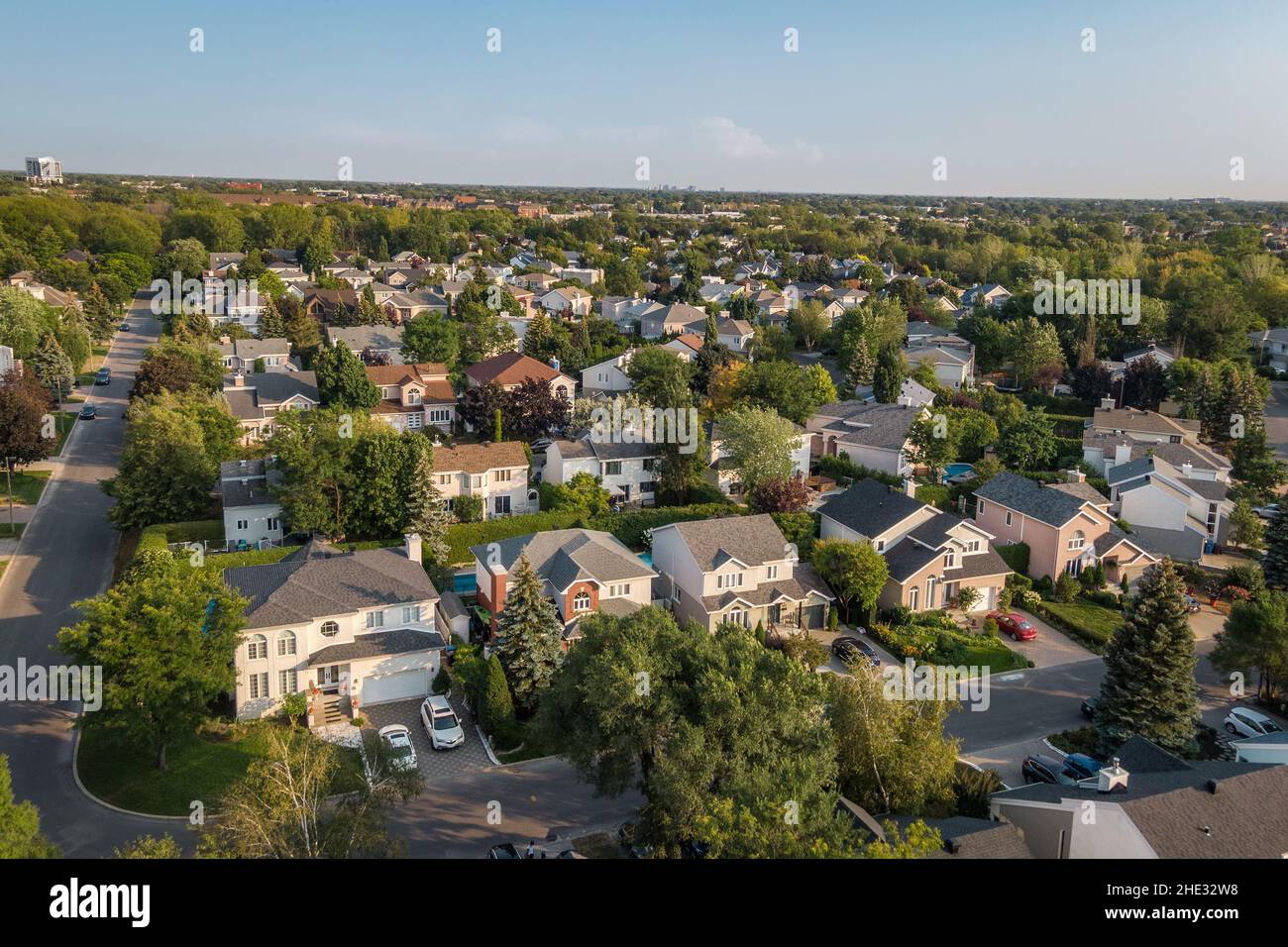 Luftaufnahme von Häusern und Straßen in einem schönen Wohnviertel in Montreal, Quebec, Kanada. Immobilien-, Immobilien- und Immobilienkonzept. Stockfoto
