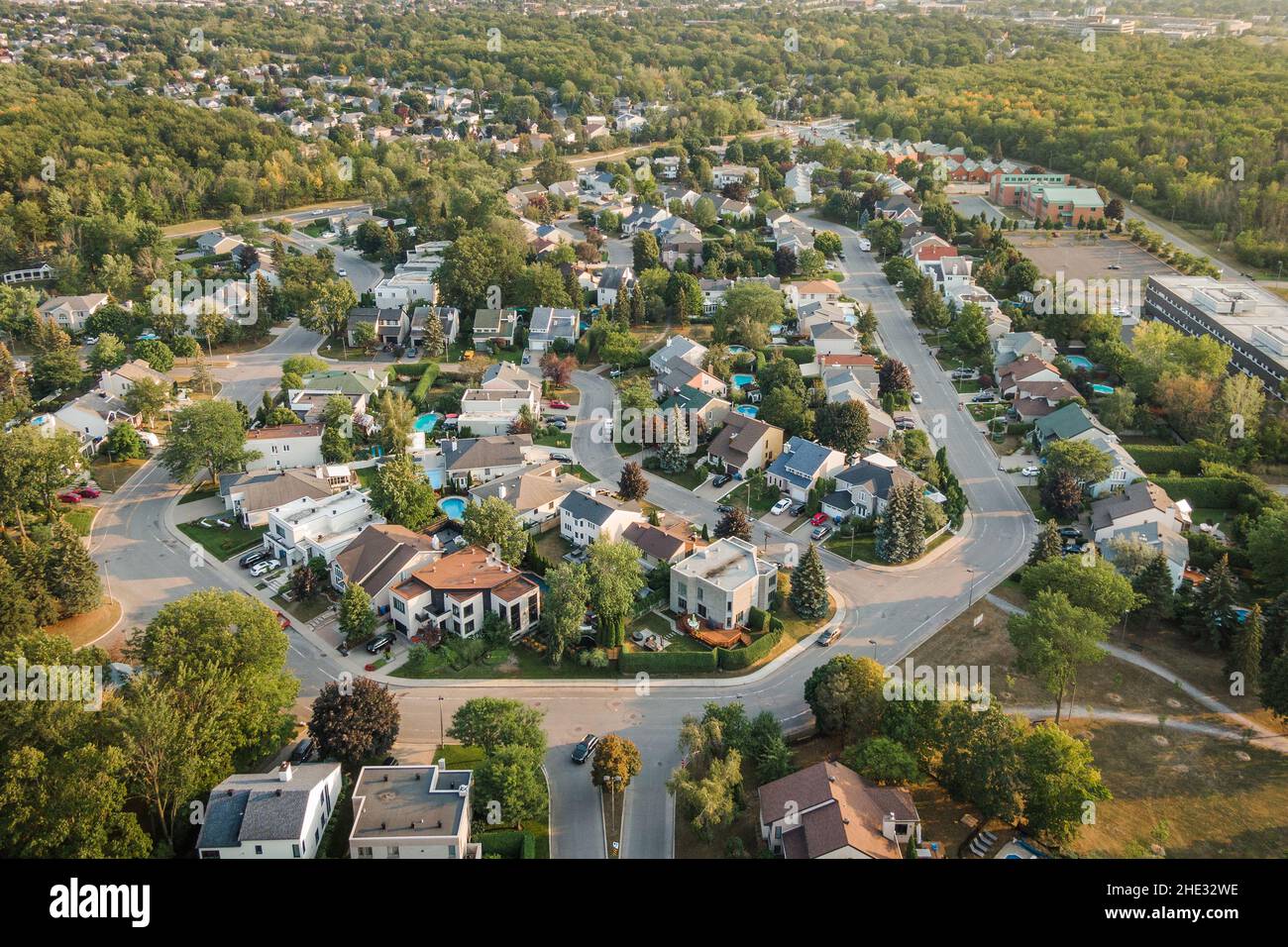 Luftaufnahme von Häusern und Straßen in einem schönen Wohnviertel in Montreal, Quebec, Kanada. Immobilien-, Immobilien- und Immobilienkonzept. Stockfoto