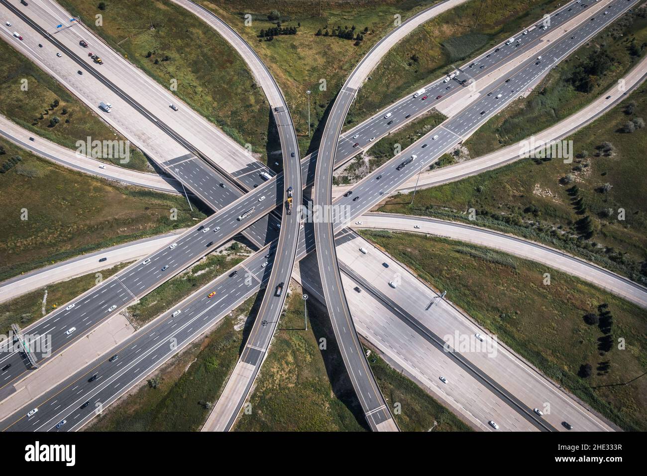 Luftaufnahme des Verkehrs auf der Autobahnüberführung in Toronto, Ontario, Kanada, Nordamerika. Stockfoto