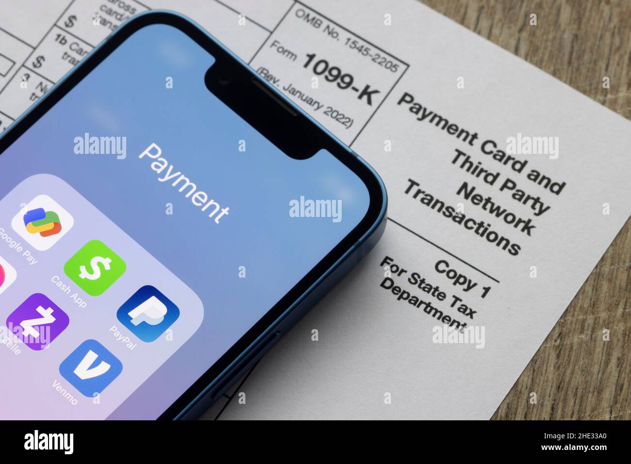 Zahlungs-Apps wie PayPal und Venmo werden am 5. Januar 2022 auf einem iPhone über dem Formular 1099-k angezeigt. Zahlungsanwendungen von Drittanbietern müssen jetzt melden... Stockfoto